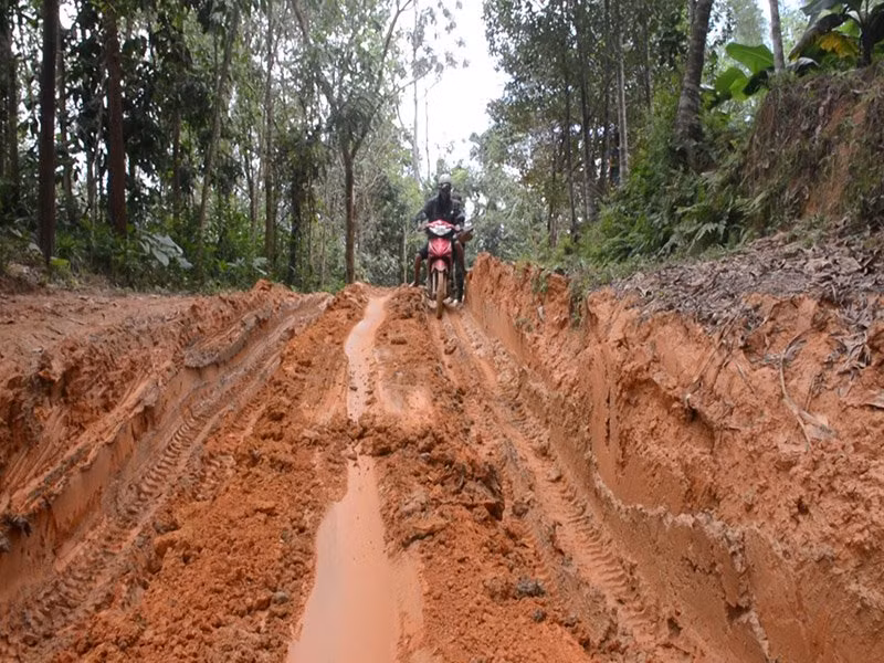 Con đường nhầy nhụa qua thôn 4 (xã Tiên Mỹ)