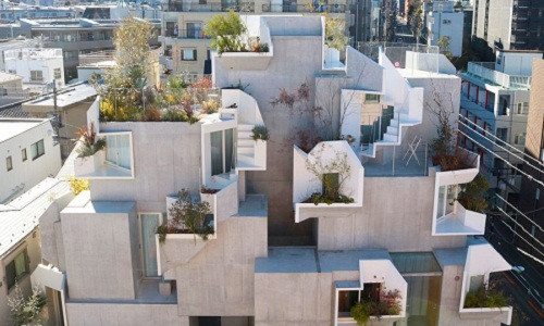 Nằm trên diện tích đất sâu nhưng hẹp, ngôi nhà của kiến trúc sư Akihisa Hirata tại quận Otsuka, Tokyo (Nhật Bản) được thiết kế với hình dạng độc đáo, kết hợp nhà ở và thương mại.