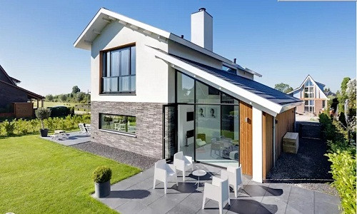 Hiên nhà rộng mở ngập tràn ánh nắng là không gian thư giãn hoàn hảo. Ảnh: Bnla.