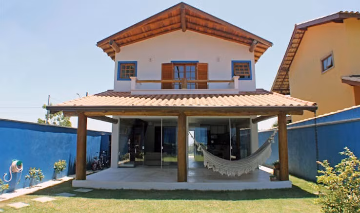 Thiết kế khéo léo biến hiên nhà rộng rãi thành khu vực kết hối không gian gian bên trong với bên ngoài. Ảnh: RAC.