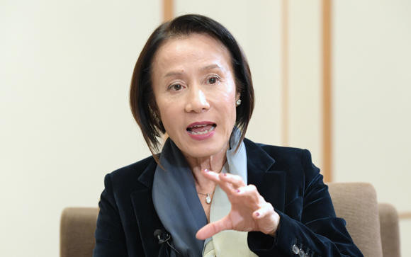 Nữ tỷ phú Thái Lan Supaluck Umpujh (1,81 tỷ USD) được giới truyền thông ca ngợi là "nữ hoàng bán lẻ". Cùng với 6 anh chị em, bà Supaluck điều hành doanh nghiệp gia đình The Mall Group – chuỗi bán lẻ lớn thứ 2 đất nước. Ảnh: Nikkei Asian.