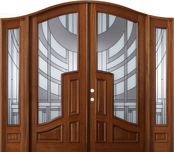 Cửa gỗ 4 cánh với hình dáng cao rộng bề thế, trên cửa được chạm khắc tinh xảo. Ảnh: Timeviet.