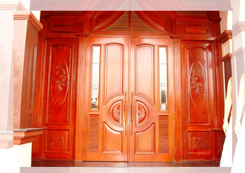 Đây là mẫu cửa tương xứng với thiết kế 2 trụ gỗ áp tường trông rất bề thế. Những viền hoa văn tạo nên sự sang trọng theo cách hiện đại đồng thời mang vẻ đẹp cổ điển. Ảnh: Noithathoangkhanh.