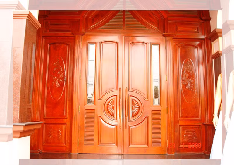 Đây là mẫu cửa tương xứng với thiết kế 2 trụ gỗ áp tường trông rất bề thế. Những viền hoa văn tạo nên sự sang trọng theo cách hiện đại đồng thời mang vẻ đẹp cổ điển. Ảnh: Noithathoangkhanh.