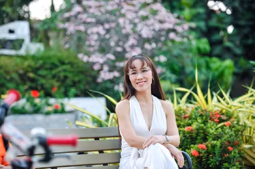 Có thể nói, nữ tỷ phú USD đầu tiên của Việt Nam khiến mọi người thán phục và kính nể không chỉ ở tài kinh doanh thiên bẩm mà còn ở tấm lòng nhân hậu, cách ứng xử ngọt ngào, luôn nhẹ nhàng, kiệm lời về mình....Ảnh: Vietnamnet.