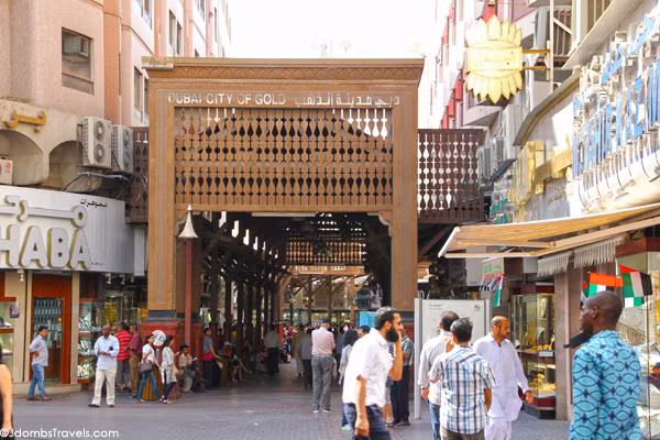 Khu chợ vàng Gold Souk nổi tiếng của Dubai nằm dọc đường Sikkat Al-Khail ở Deira, mở cửa từ 10-22h (thứ bảy tới thứ 5) và từ 16-22h vào thứ sáu. Ảnh: Goldpricesdubai.
