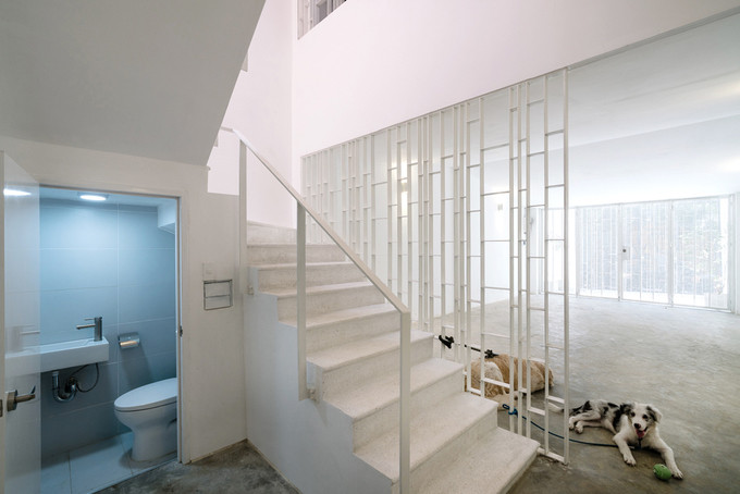 Để không gian thoáng đãng hơn, giải pháp là giữ nguyên cầu thang cũ nhưng đập bỏ bức tường xung quanh.