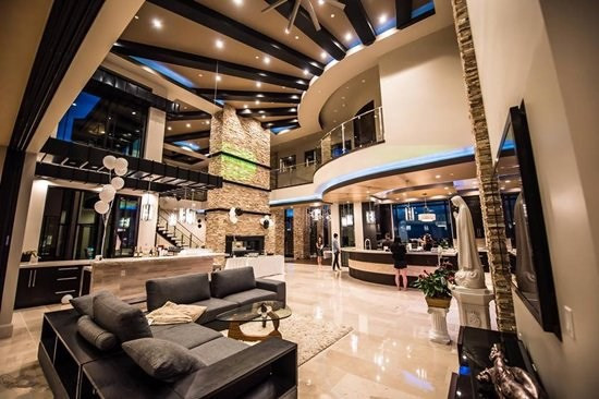 Biệt thự mang kiến trúc hiện đại, nội thất sang trọng như khách sạn 5 sao. Ảnh: Saostar.