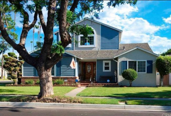 Bên ngoài biệt thự nổi bật với thiết kế hiện đại và bãi cỏ xanh mướt. Ảnh: Dân Việt.