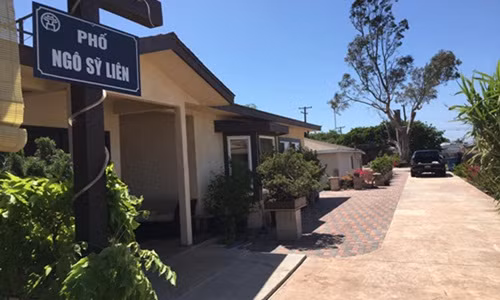 Từ cổng chính tới những lối đi vào khuôn viên đều được Bằng Kiều đặt tên giống các địa điểm ở Hà Nội gắn bó với anh như Ngô Sĩ Liên, Trần Quý Cáp...Ảnh: Zing.