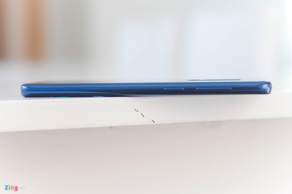 Phần khung viền của máy sơn nhám, đồng thời phím nguồn, tăng giảm âm lượng và Bixby được làm cùng màu với máy.