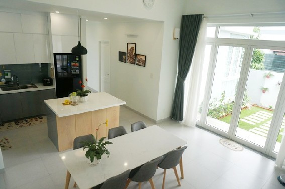 Các khu vực chức năng bố trí liền mạch, thoáng đãng và tràn ngập ánh sáng.