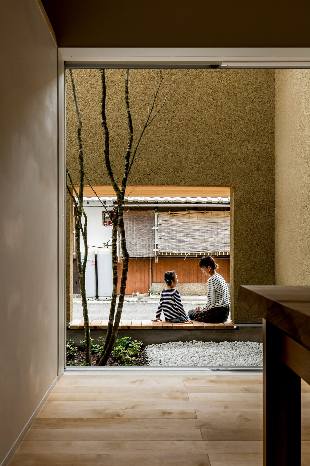 Cây xanh kết hợp đá trải tạo thành tiểu cảnh khô tuyệt đẹp.