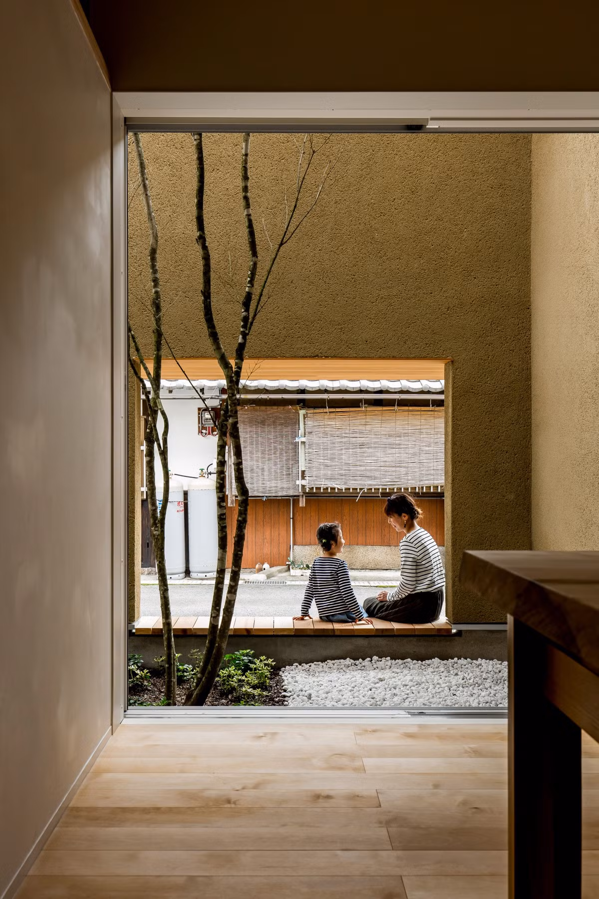 Cây xanh kết hợp đá trải tạo thành tiểu cảnh khô tuyệt đẹp.