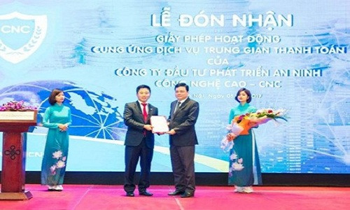 Nguyễn Văn Dương (cà vạt đỏ) đại diện CNC nhận quyết định trao giấy phép hoạt động cung ứng dịch vụ trung gian vào tháng 4/2017. Ảnh: Baodatviet.
