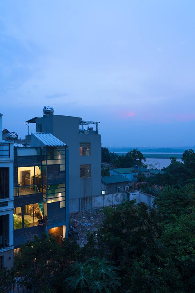 Nằm trên khu đất có diện tích 36m2, ngôi nhà 3 tầng ở Ngọc Thụy, Long Biên, Hà Nội là một minh chứng cho công trình phố chật hẹp nhưng vẫn ngập tràn ánh sáng mà nhóm thiết kế t+m design office tạo nên.