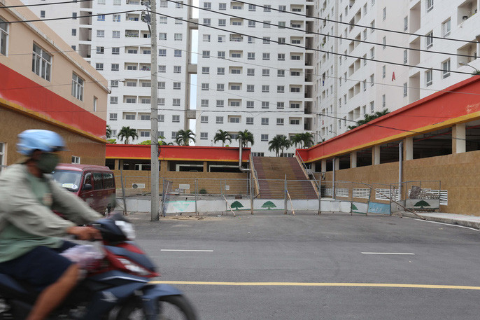 Một số block ở tầng trệt cũng trong tình trạng đóng cửa rào.