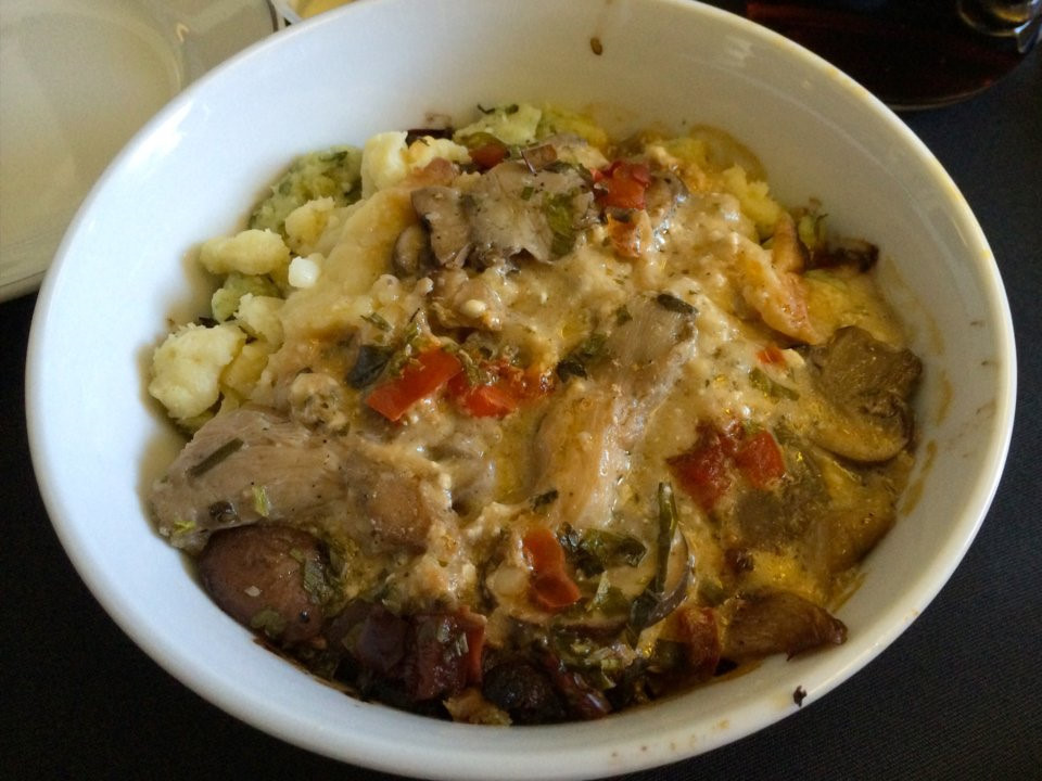 Bạn sẽ phản ứng ra sao khi nhận phần thịt bò stronganoff nổi tiếng của Nga vừa vữa lại khá hỗn độn trên chuyến bay của mình? Suất ăn này có mặt trong phần phục vụ khách hàng của một hãng bay nổi tiếng ở Mỹ.