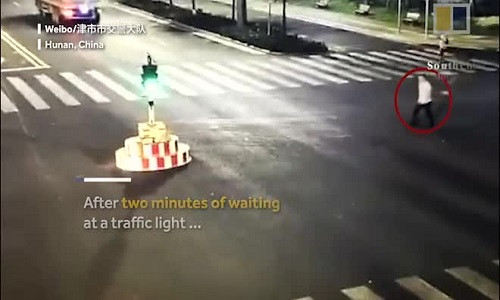 Video: Doi den do qua lau, thanh nien Trung Quoc noi gian pha cot den