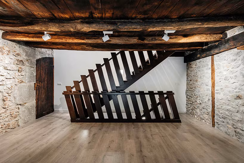 Bức tường bằng đá được giữ nguyên như lúc ban đầu.