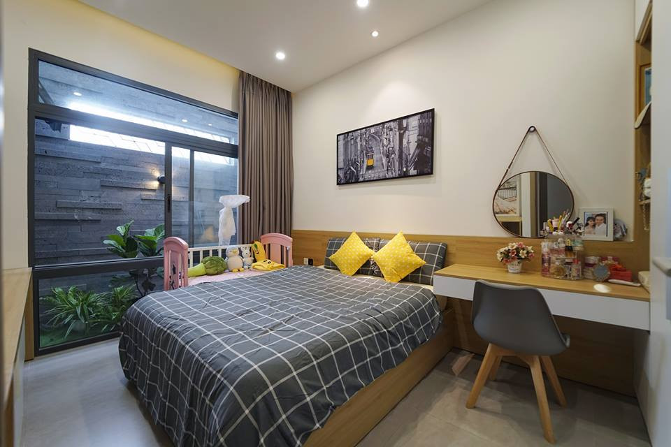 Tường kính giúp gia chủ thoải mái ngắm nhìn sắc xanh cây cối bên ngoài phòng ngủ.