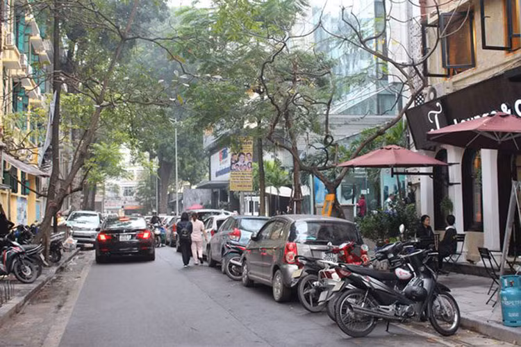 Theo nhân viên trông giữ xe, một số “khách quen” hôm nay không thấy đi xe, có người chuyển sang đi xe máy. Nhân viên ở đây cũng cho biết thêm, chủ yếu khách phản ứng về giá trông giữ ô tô, còn với xe máy tăng từ 3.000 lên 5.000 đồng chưa thấy khách hàng nào phản ứng cả...