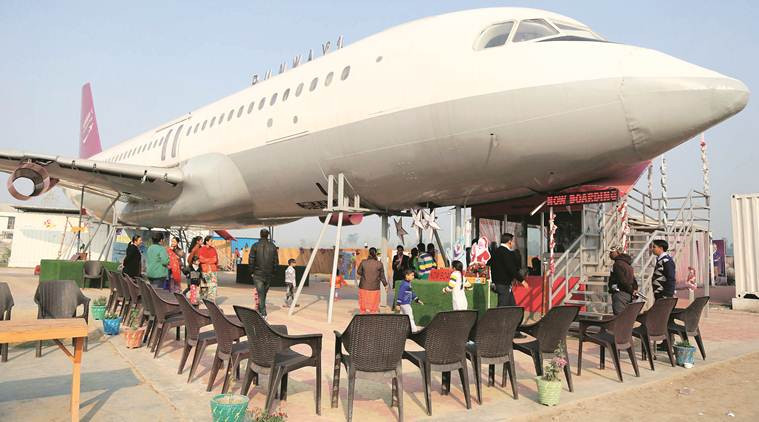 Khu vực lễ tân và vui chơi ngoài trời bên ngoài máy bay. Nguồn ảnh: Mirror.