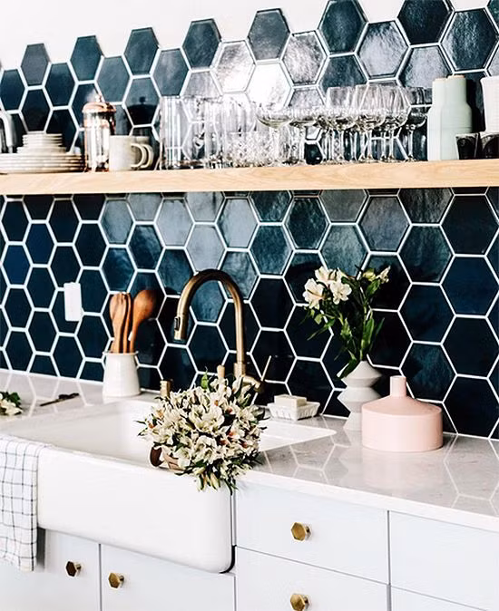 Backsplash đa sắc màu nổi bật trong không gian bếp. Nguồn ảnh: Homedit.