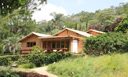 Nằm trên ngọn núi Serra do Mar (Brazil), ngôi nhà vườn 1 tầng mộc mạc nhưng tiện nghi được ví như thiên đường trên cao nguyên.