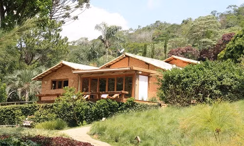Nằm trên ngọn núi Serra do Mar (Brazil), ngôi nhà vườn 1 tầng mộc mạc nhưng tiện nghi được ví như thiên đường trên cao nguyên.