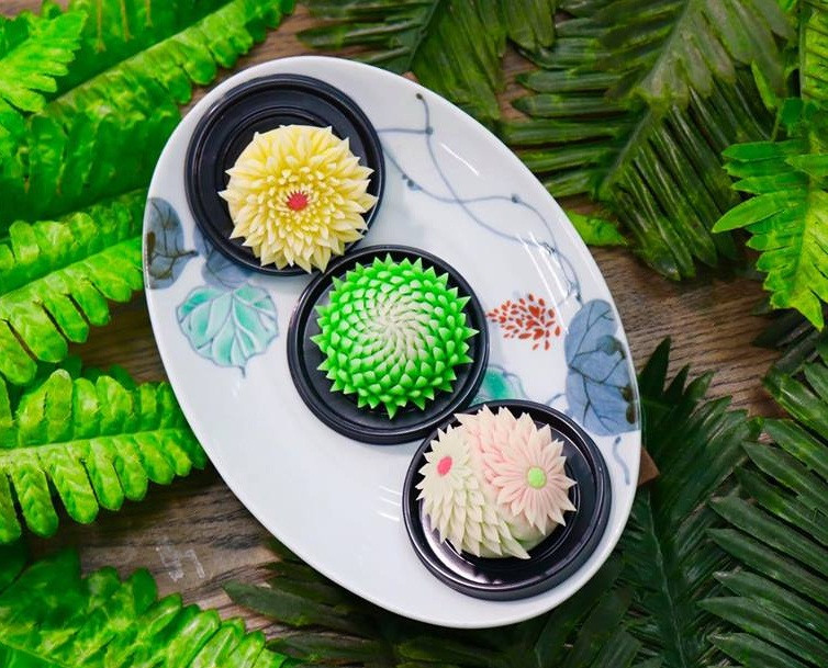 Làm từ nguyên liệu tự nhiên, không chất bảo quản nên bánh trung thu điêu khắc có hạn sử dụng 15 ngày. Khách hàng mua thường phải đặt trước 2-3 ngày mới có. Ảnh: FB Nguyễn Thị Kim Thanh.