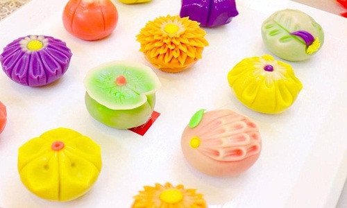 Cùng với loại truyền thống, thị trường trung thu năm nay chứng kiến sự lên ngôi của loại bánh trung thu điêu khắc. Ảnh: FB Tiệm Lạc Xoong.