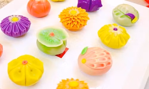 Cùng với loại truyền thống, thị trường trung thu năm nay chứng kiến sự lên ngôi của loại bánh trung thu điêu khắc. Ảnh: FB Tiệm Lạc Xoong.