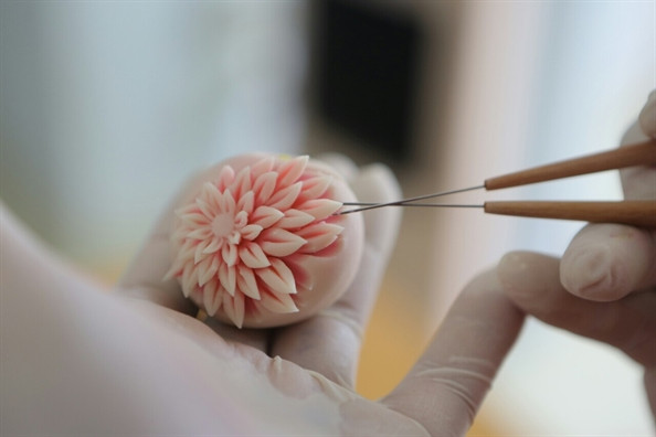 Không chỉ công đoạn nặn cần độ khéo léo mà khi nướng bánh cũng phải biết canh vừa đủ nhiệt độ. Có như thế màu sắc mới đẹp mắt và vỏ bánh không bị khô. Ảnh: Phunuonline.