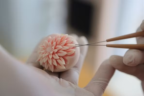 Không chỉ công đoạn nặn cần độ khéo léo mà khi nướng bánh cũng phải biết canh vừa đủ nhiệt độ. Có như thế màu sắc mới đẹp mắt và vỏ bánh không bị khô. Ảnh: Phunuonline.