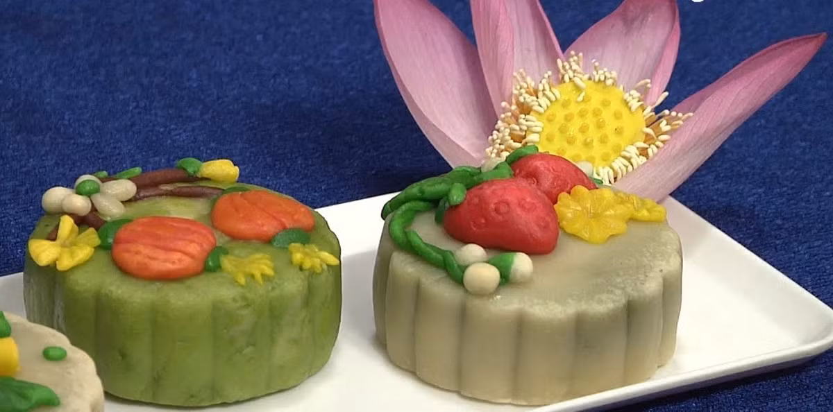 Cũng chính vì thế mà bánh trung thu điêu khắc thường có giá bán ở mức 140.000 - 150.000 đồng/chiếc, cao hơn loại truyền thống. Ảnh: VTC14.