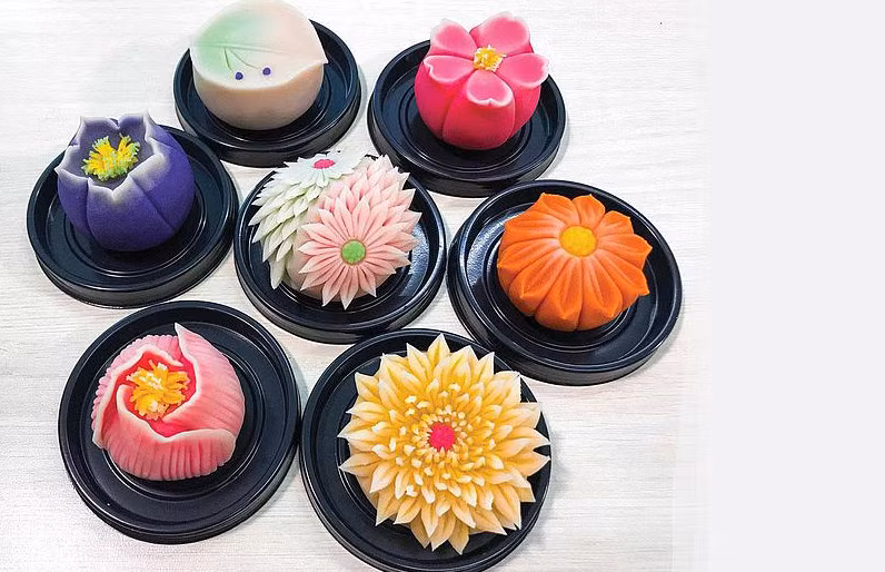 Phần họa tiết bánh từ hoa lá cho đến các con thú đều được khắc nổi với màu sắc bắt mắt. Ảnh: LixiApp.