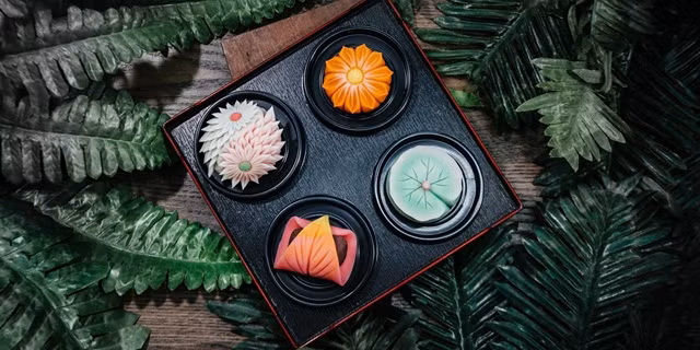 Theo một số người bán, thời gian làm ra một chiếc bánh trung thu điêu khắc từ 1 - 2 giờ, tùy theo độ khó của mẫu bánh. Ảnh: iFind.