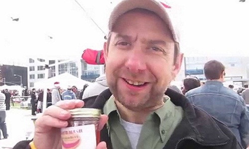 Ed Currie ăn nên làm ra nhờ loại tương ớt đóng chai.