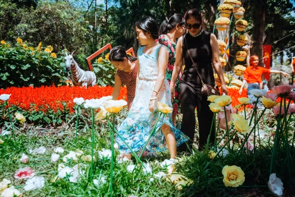 Chị Đỗ Thanh Hòa (45 tuổi, ngụ Đồng Nai) chia sẻ: “Do nhà xa nên tôi quyết định ở lại đây cả ngày để tham quan. Từ sáng sớm, gia đình đã chuẩn bị bạt, đồ ăn thức uống… dự trữ để nghỉ trưa.”