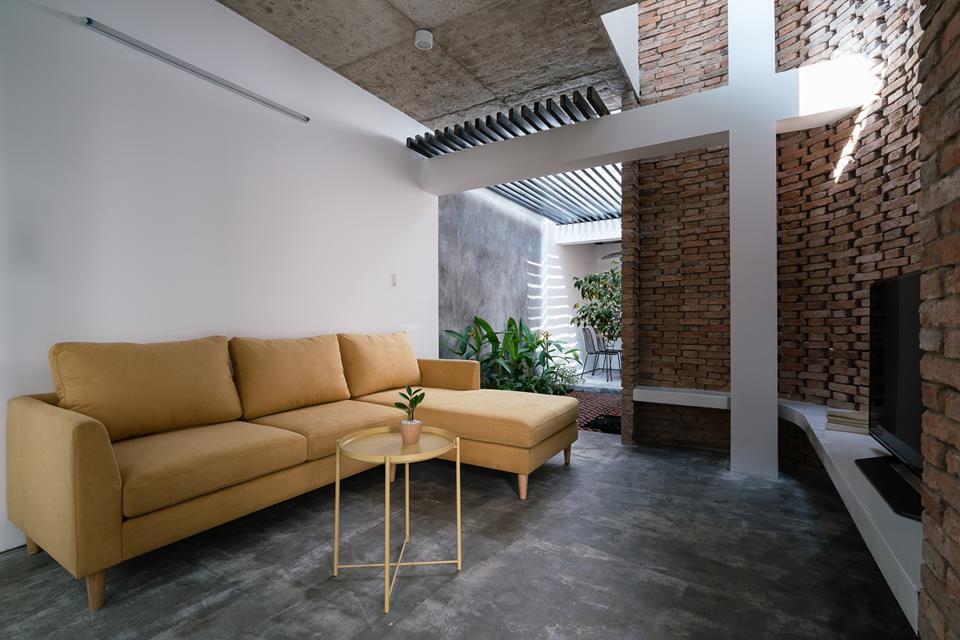 Không gian phòng khách mộc mạc.