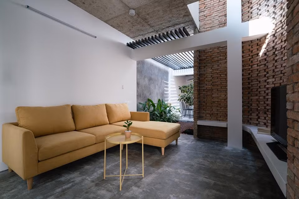 Không gian phòng khách mộc mạc.