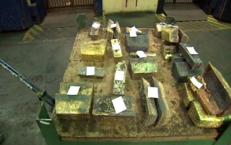 Những thỏi vàng thô được đưa về nhà máy để luyện. Ảnh: CNBC.
