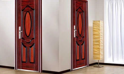 Cửa 1 cánh chạm khắc đường nét cong nhẹ nhàng với các hình dáng độc đáo.