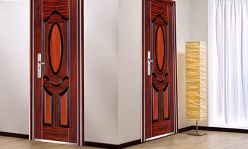 Cửa 1 cánh chạm khắc đường nét cong nhẹ nhàng với các hình dáng độc đáo.