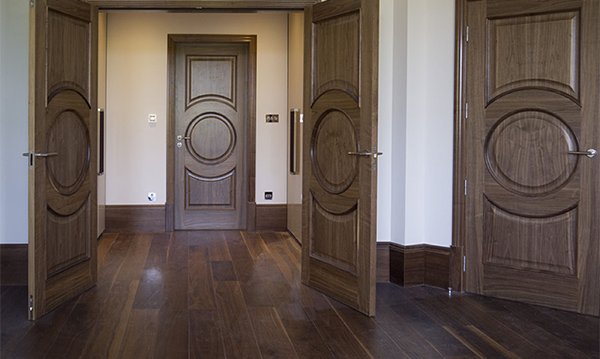 Khung tròn chính giữa là điểm nhấn tạo cảm giác mới lạ cho cánh cửa.