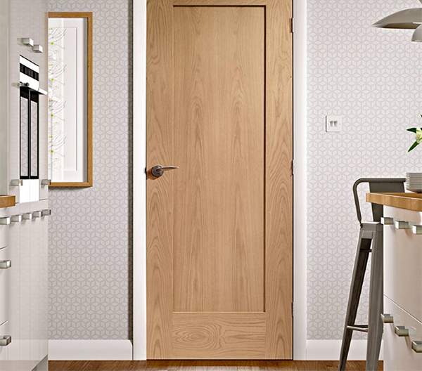 Mẫu cửa gỗ trơn thiết kế đơn giản và lộ vân gỗ đẹp mắt.