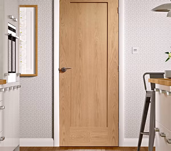 Mẫu cửa gỗ trơn thiết kế đơn giản và lộ vân gỗ đẹp mắt.