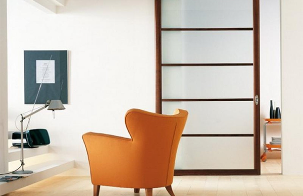 Cửa trượt khung gỗ thanh lịch.
