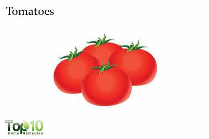 Cà chua: Các loại thực phẩm giàu chất chống oxy hóa như cà chua có thể giúp chống lại những tổn hại mà stress oxy hóa gây ra cho tế bào của bạn. Bằng cách giảm tổn thương gốc tự do trong cơ thể, cà chua làm chậm quá trình lão hóa da và làm cho nó ít bị nếp nhăn hơn. Là một nguồn giàu lycopene, cà chua cũng giúp làn da của bạn hấp thụ nhiều oxy hơn.